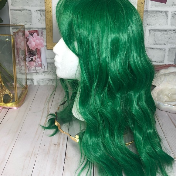 Green Synthetic Wig - Wavy, Shoulder Length w/Bangs  - New, Never Worn - Picture 6 of 7
